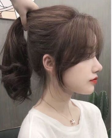 Khám phá sự tinh tế và sang trọng của tóc mái bay Hàn Quốc qua hình ảnh này. Điểm cộng của kiểu tóc này chính là sự phù hợp với mọi khuôn mặt và gu thời trang của bạn.
