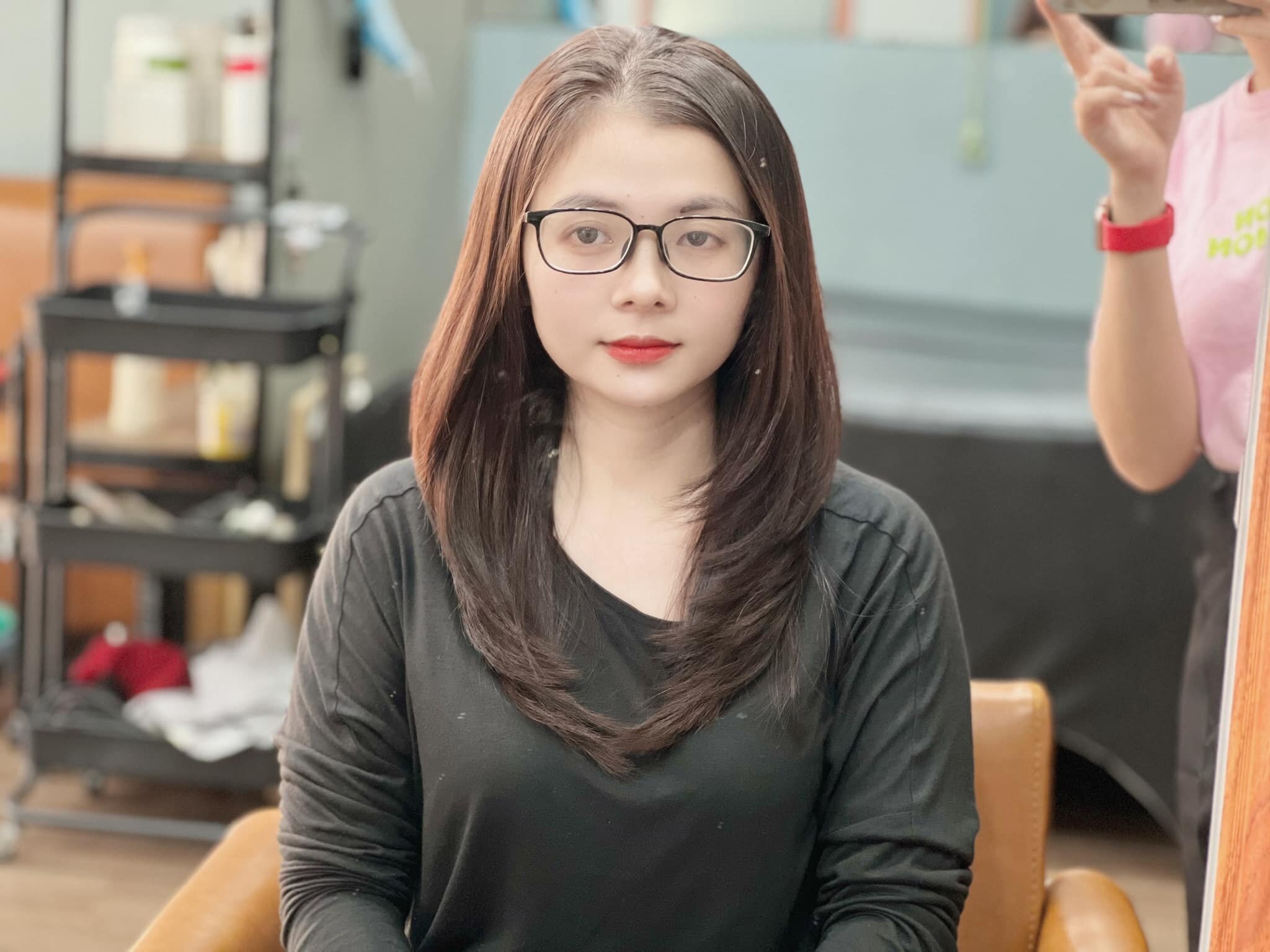 Đội ngũ nhân viên tay nghề cao: Tất cả các nhân viên tại Salon Minh Hằng đều được đào tạo và có kinh nghiệm trong việc làm tóc, đảm bảo chất lượng dịch vụ luôn tốt nhất.