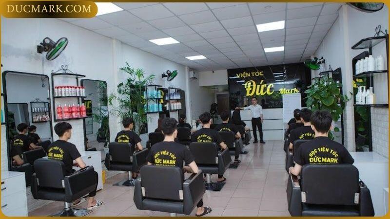 Ngoài chương trình đào tạo uốn tóc chất lượng, chuyên nghiệp, Đức Mark còn cung cấp nhiều khóa học nghề tóc cơ bản đến nâng cao.